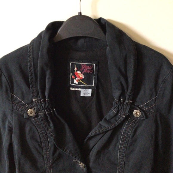 Guess Jeans VGUC unique black jean jacket, 3 button up, buttons on sleeves - Picture 4 of 16